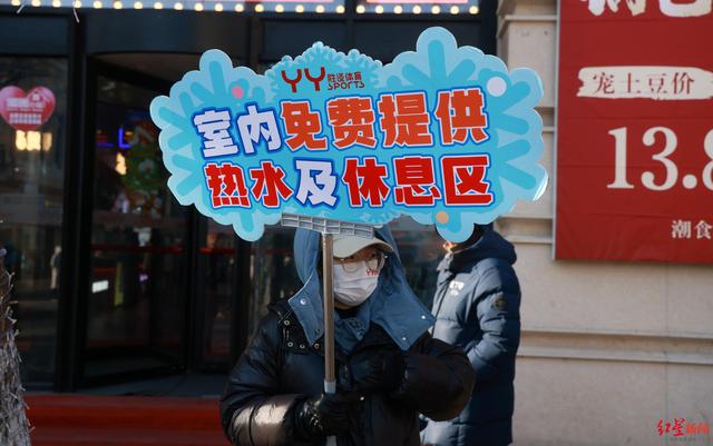 哈尔滨中央大街沿线游人密集,一些商家为游客提供免费的休息区及