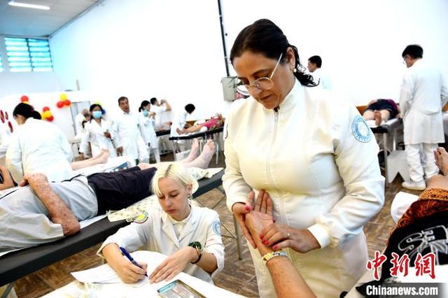 当地时间3月10日，巴西圣保罗州科蒂亚市，巴西中医药学会的中医师在为病友把脉。中新社记者 林春茵 摄