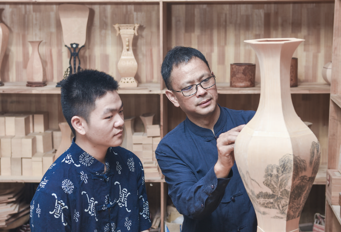 34年匠心獨運，他用一把刻刀讓非遺「寶慶竹刻」煥發新生！ - 新浪香港