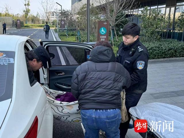 随后,民警驾驶警车在前开道,一路警灯闪烁,10分钟不到就将人送到了