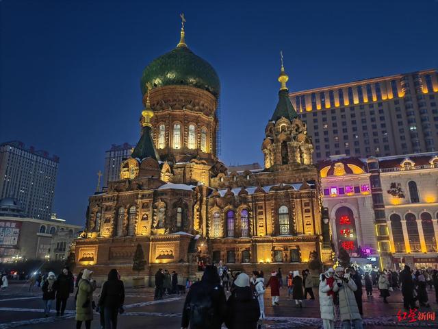 哈尔滨市道里区索菲亚教堂,许多游客观光游玩,拍摄美景.