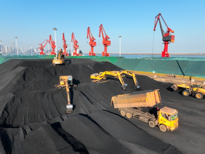 大型机械在堆放储存刚从货轮卸运的电煤 图片来源:新华社场景碎片化