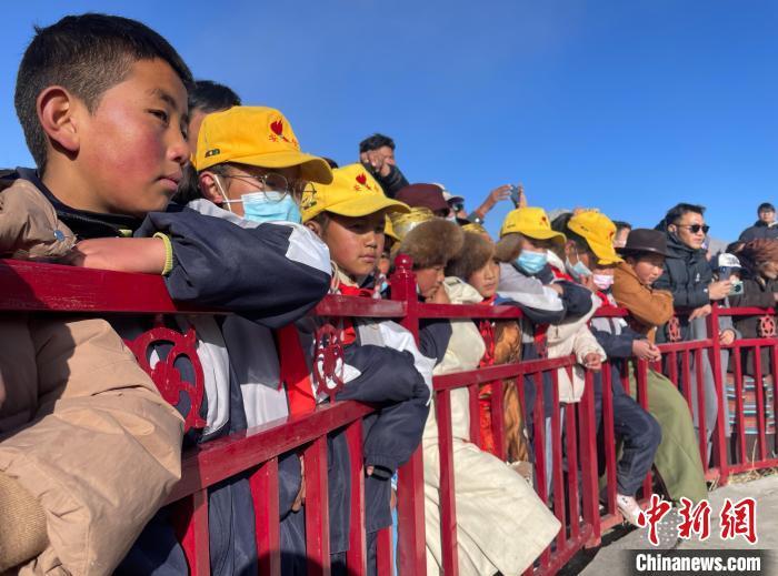 图为3月9日,墨竹工卡县的小学生观看这一古老的天文观测方式.