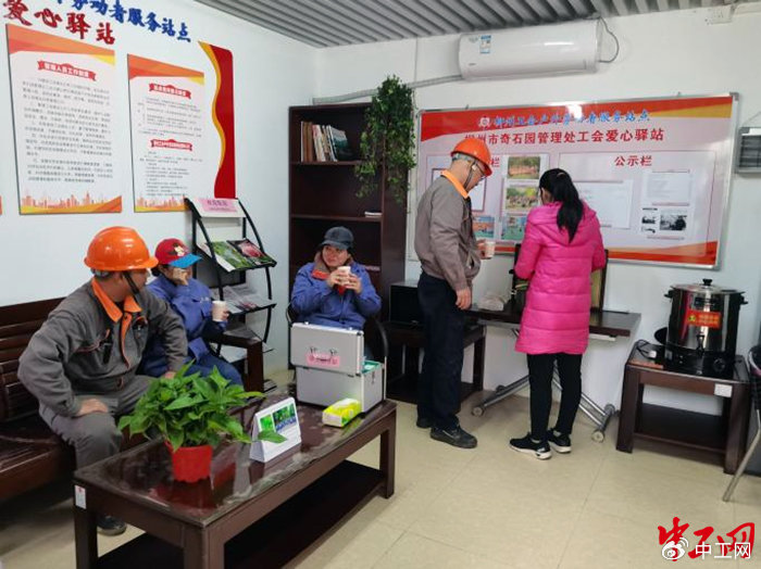 柳州马鹿山里,有一座覆满鲜花绿叶的户外劳动者驿站_新浪财经_新浪网