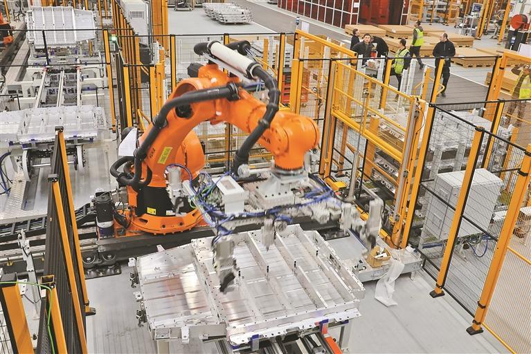 搬运机器人在中法合资公司产线上工作。