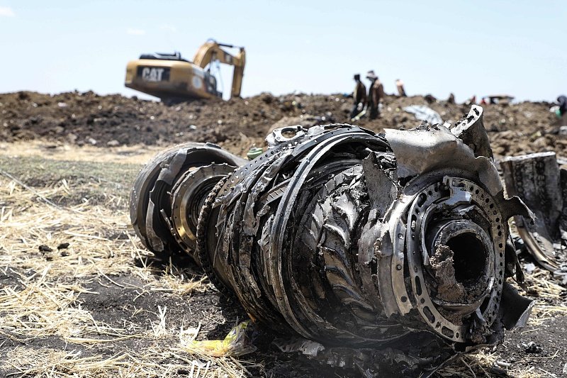 △当地时间2019年3月11日，埃航航班空难现场，找到部分发动机残片。