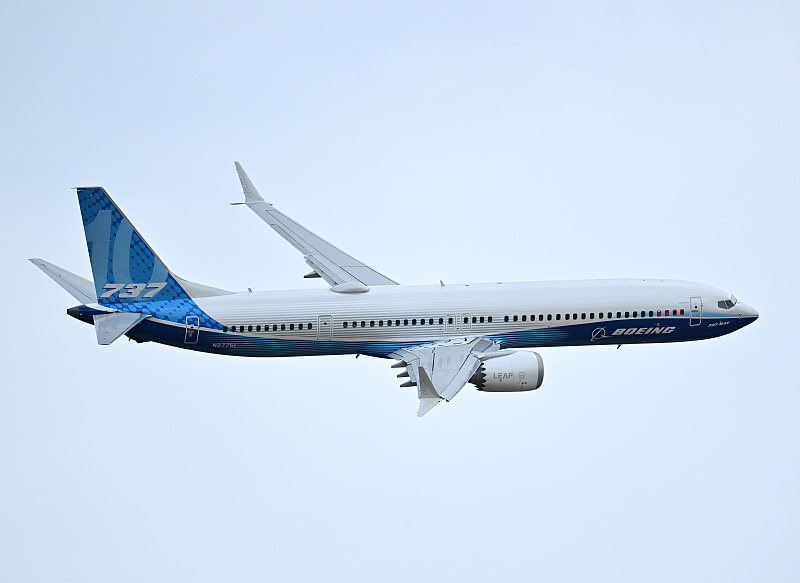 △去年6月，在法国巴黎举行的一个航空航天展览会上，一架波音737 MAX 10型客机正在表演。