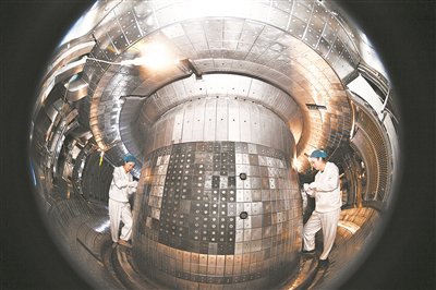 图为科研人员正在对全超导托卡马克核聚变实验装置进行升级改造.