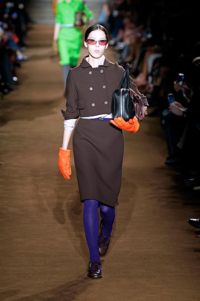 巴黎时装周:miu miu发布秋冬新品成衣|巴黎时装周_新浪财经_新浪网