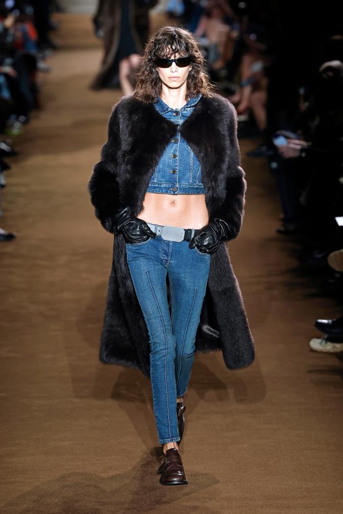 3月5日,模特在法国巴黎时装周上展示miu miu品牌2024/2025秋冬新品