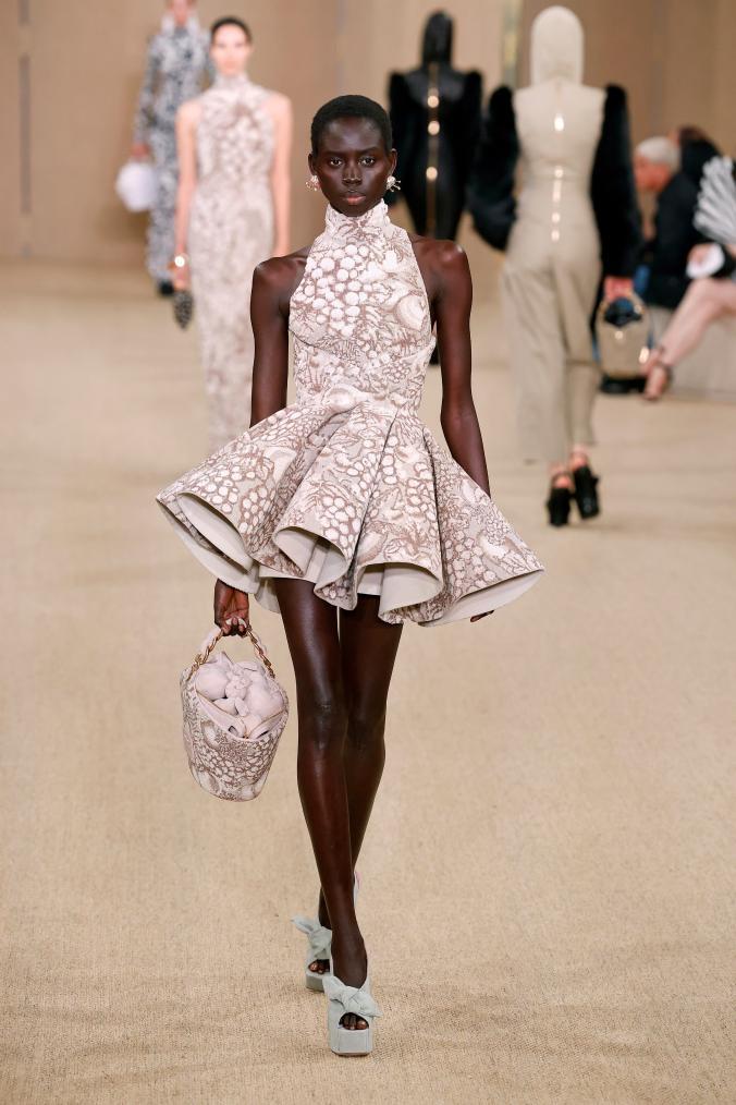 2月28日,模特在法国巴黎时装周上展示balmain品牌2024/2025秋冬新品