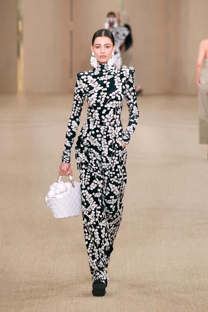 2月28日,模特在法国巴黎时装周上展示balmain品牌2024/2025秋冬新品