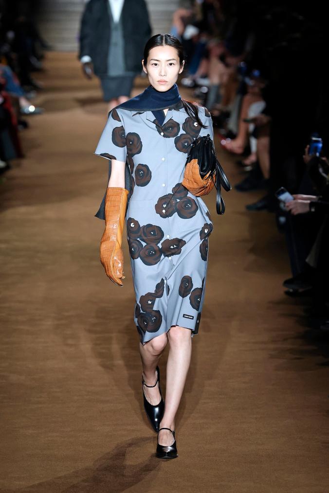 3月5日,模特在法国巴黎时装周上展示miu miu品牌2024/2025秋冬新品