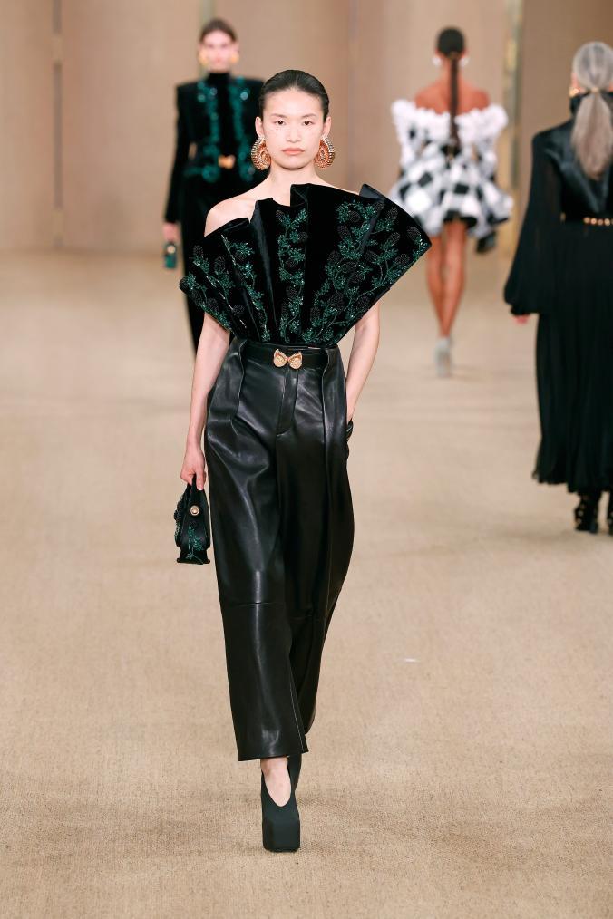 2月28日,模特在法国巴黎时装周上展示balmain品牌2024/2025秋冬新品