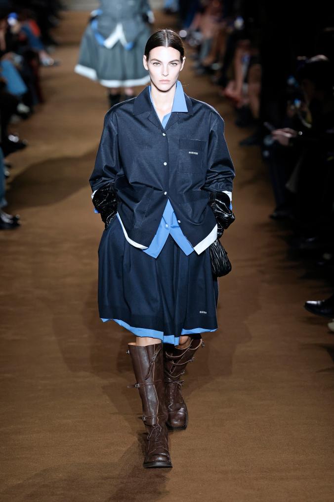 3月5日,模特在法国巴黎时装周上展示miu miu品牌2024/2025秋冬新品