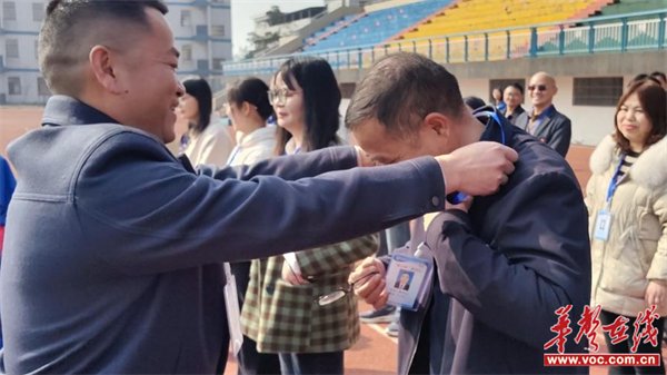 望城六中举行学雷锋月主题升旗仪式暨"雷小锋"导师编号授予仪式|导师