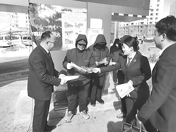 尚义县人民检察院干警深入社区开展防范非法集资普法宣传活动_新浪