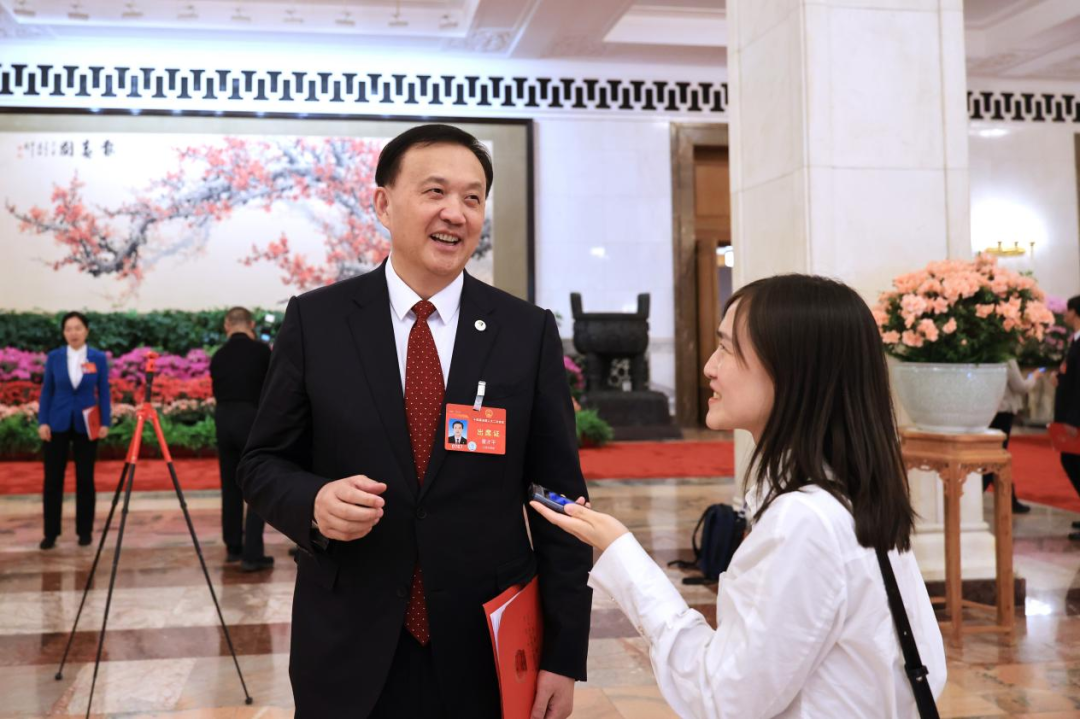 中国冶金报社两会报道组记者采访董才平"看准了就抓紧干,实实在在干!