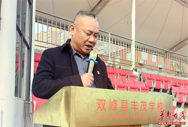 课上,李连发指出,全校师生要学习雷锋勤俭朴素的节约精神,公而忘私的