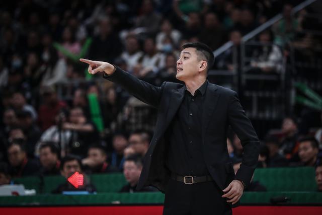 3月12日,辽宁本钢队主教练杨鸣在场边指挥.新华社记者 潘昱龙 摄