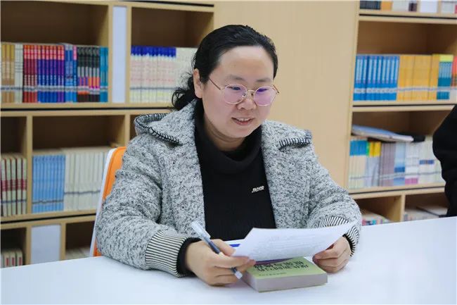 卫岩老师利用寒假时间,再次重读于漪老师主编的《教育魅力》.