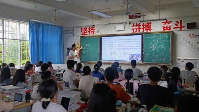 禄劝县第一中学数学课摄影:徐强