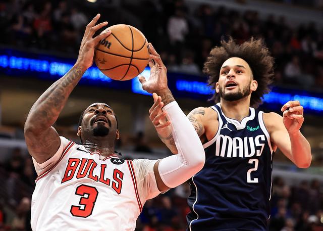 3月11日,公牛队球员德拉蒙德(左)与独行侠队球员莱夫利二世争抢篮板球