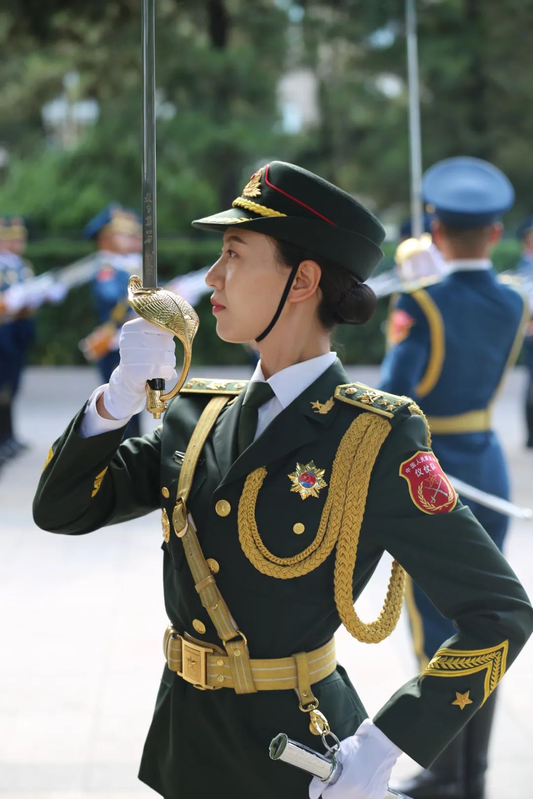 在程诚看来仪仗女兵的岗位虽没有荷枪实弹,也没有雷霆出击但却展现着