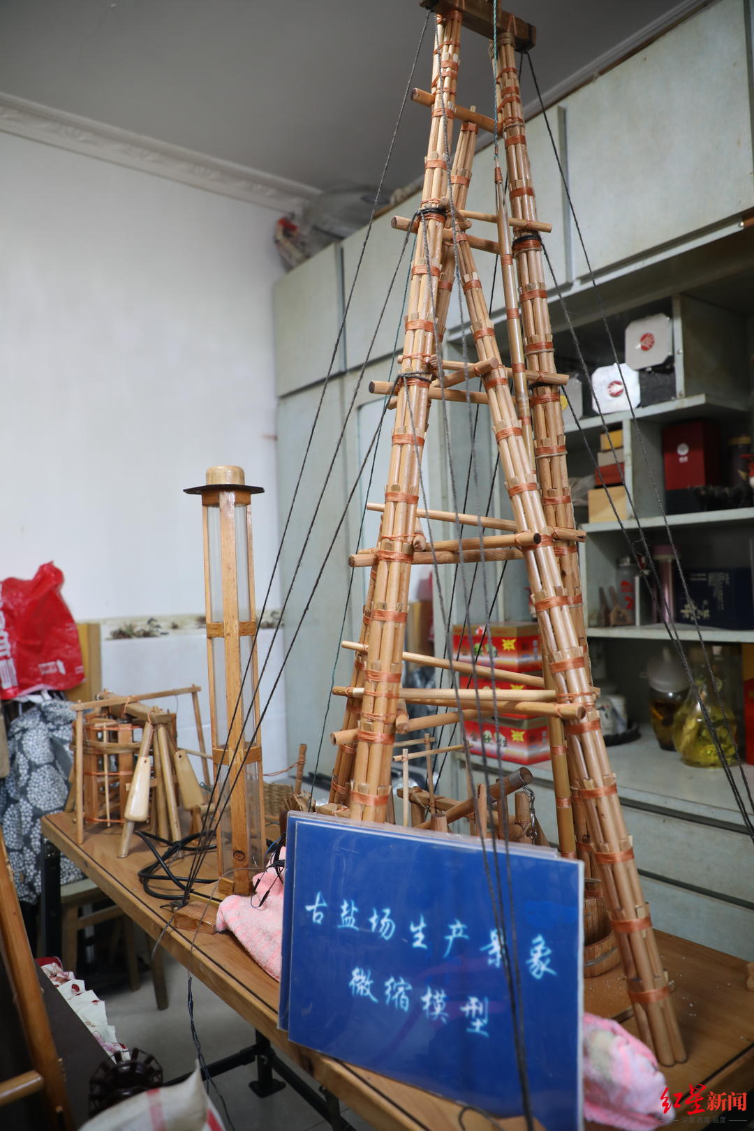 工潜心打造微观古盐场惟妙惟肖的天车和锉钩须铲立体再现传统盐井技艺