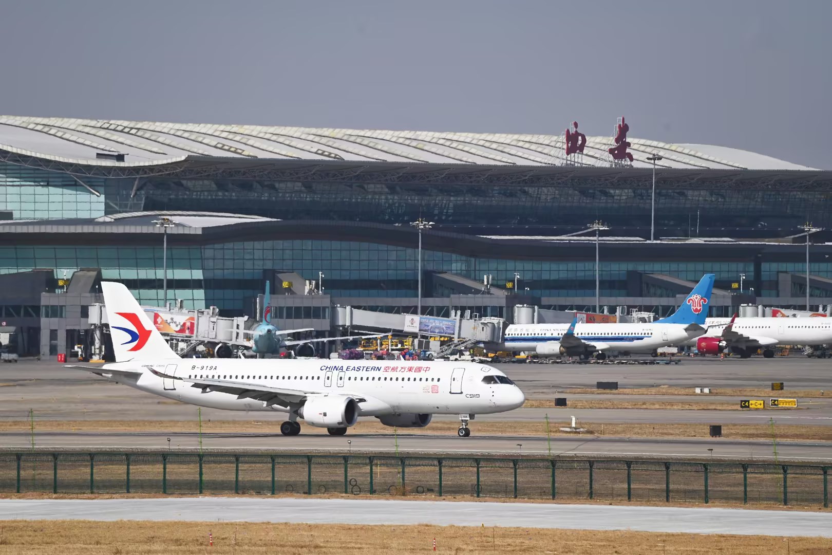 搭载153名旅客,从上海虹桥国际机场飞往西安咸阳国际机场