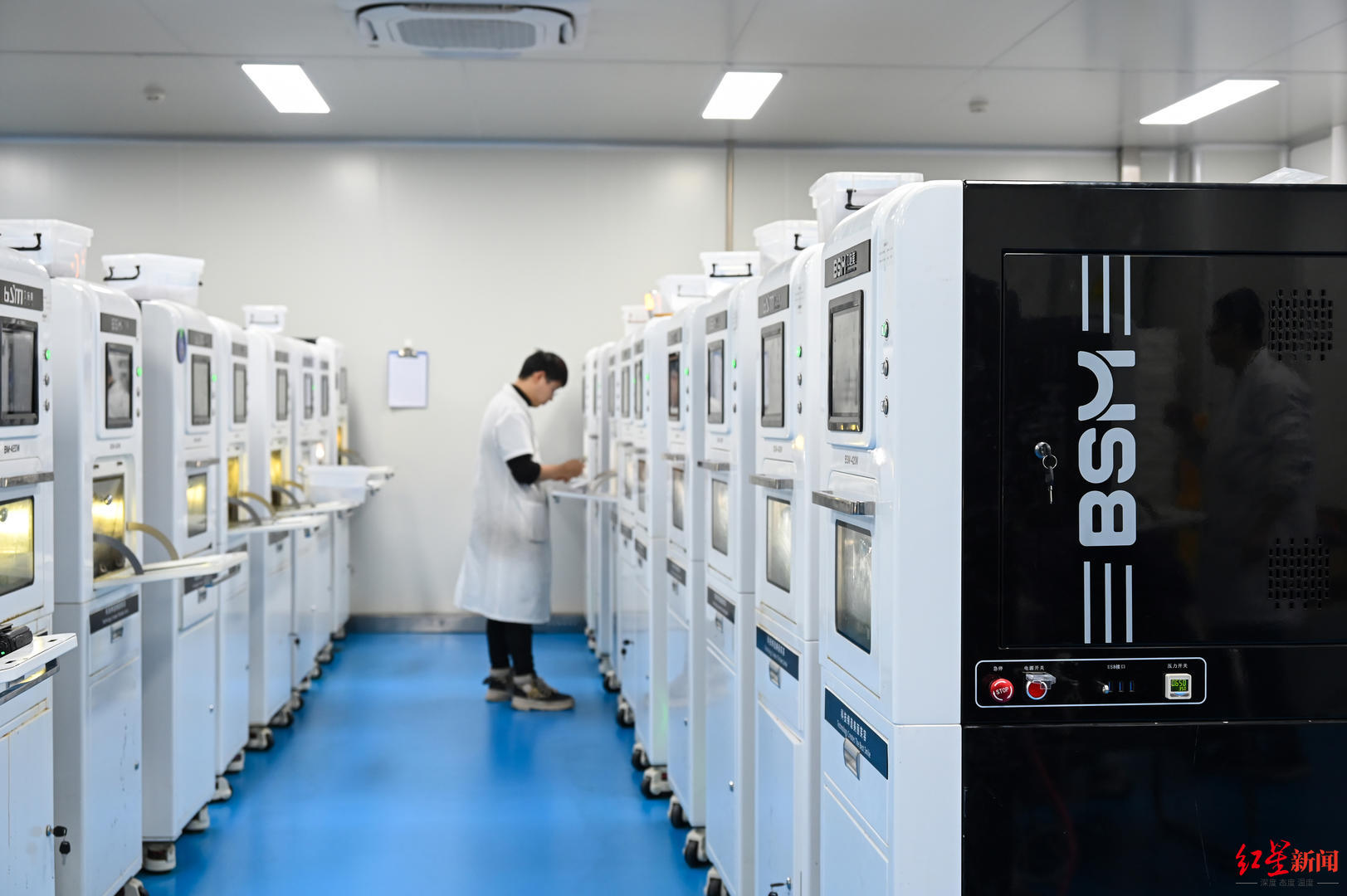 ▲成都贝施美医疗科技股份有限公司种植中心车间里的四轴牙科雕铣机