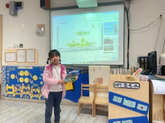 在长桥第三幼儿园中,每个班级的名字都和植物有关,小班是草芽,中班是
