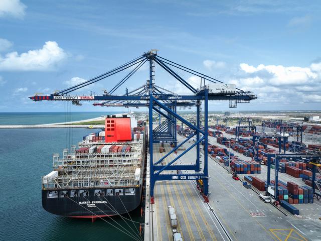 3月11日,一艘货轮在尼日利亚拉各斯莱基深水港装卸集装箱(无人机照片)