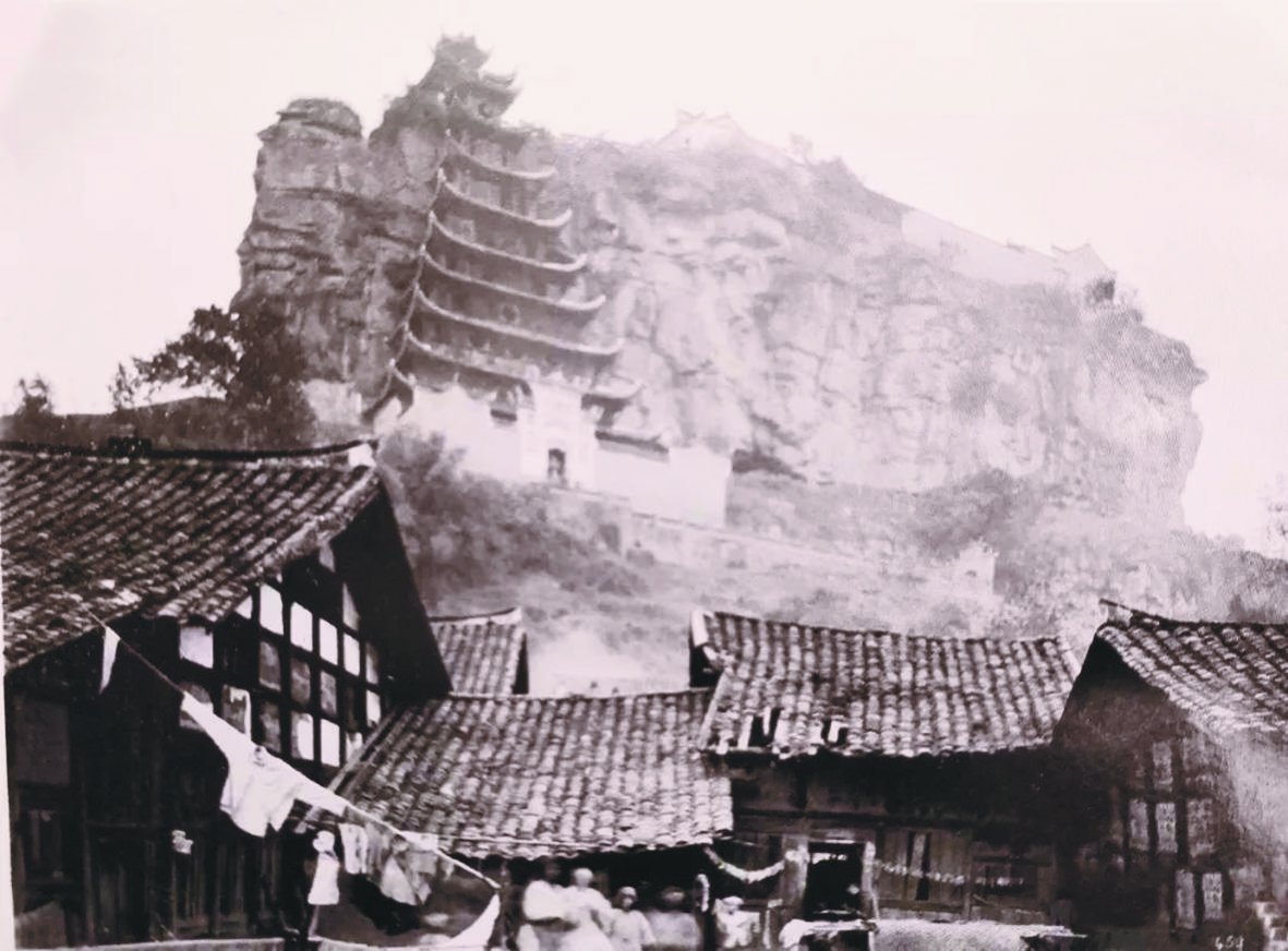1949年前的忠县石宝寨，周边房屋破旧不堪。