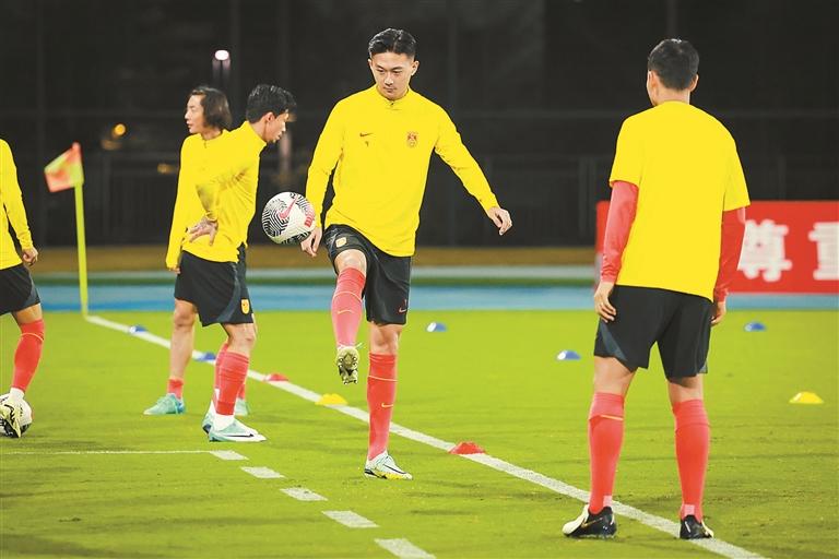 中国男足深圳开练备战新加坡队 在光明深圳市青少年足球训练基地进行