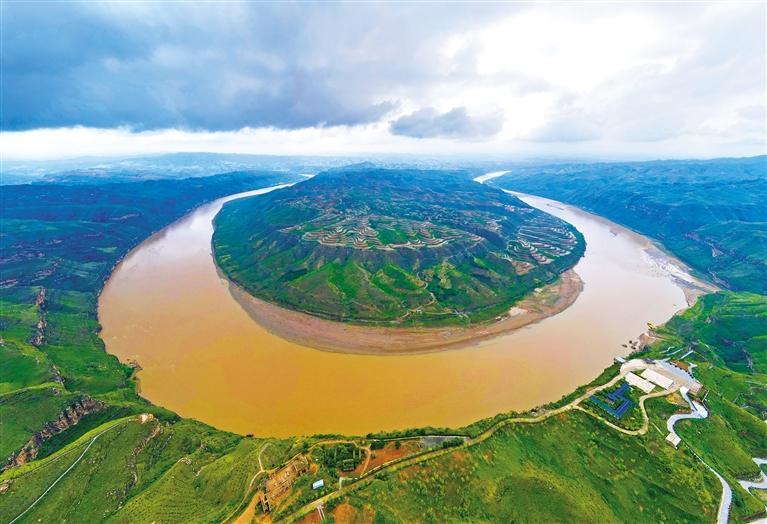 太极湾位于榆林市清涧县玉家河镇赵家畔村,因很像太极图,得名太极湾.