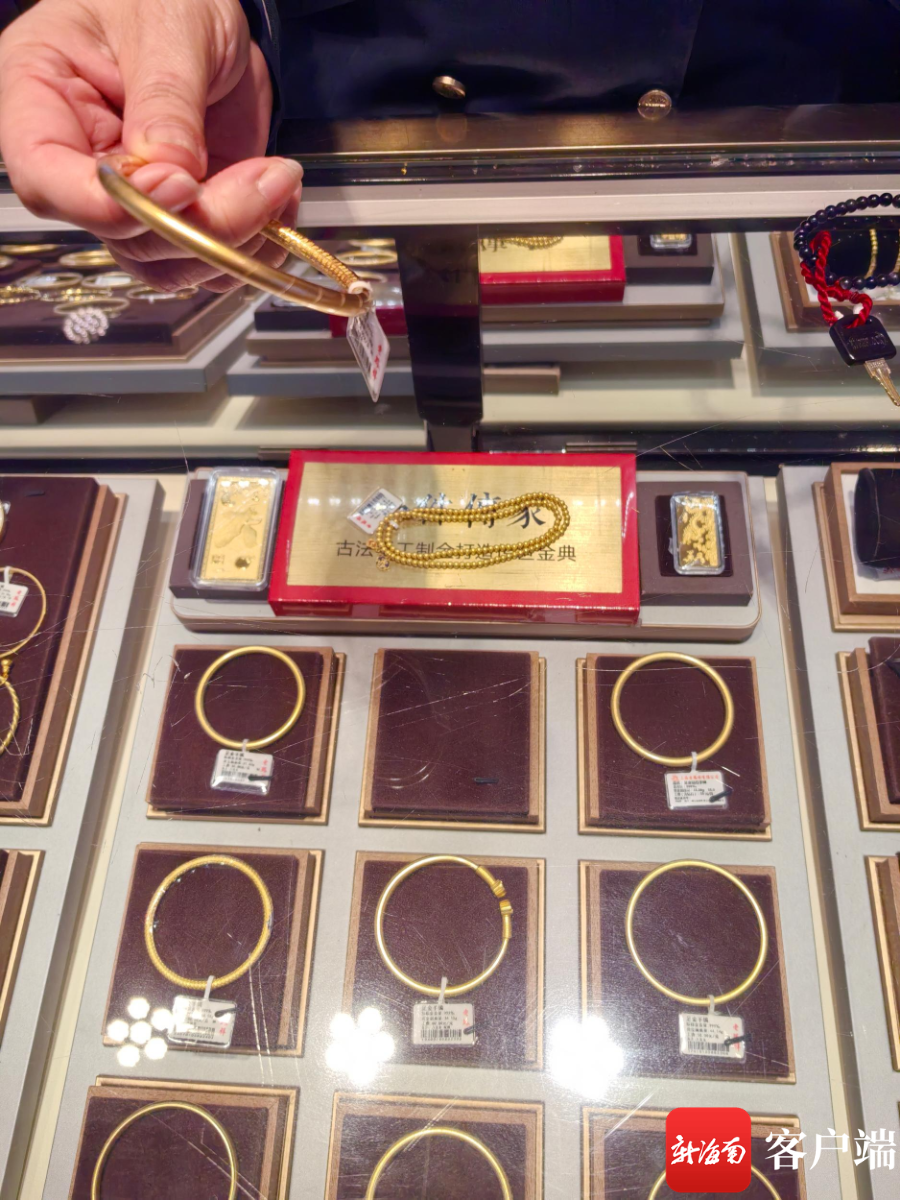 黄金专柜的古法工艺手镯很走俏.记者 汪慧 摄