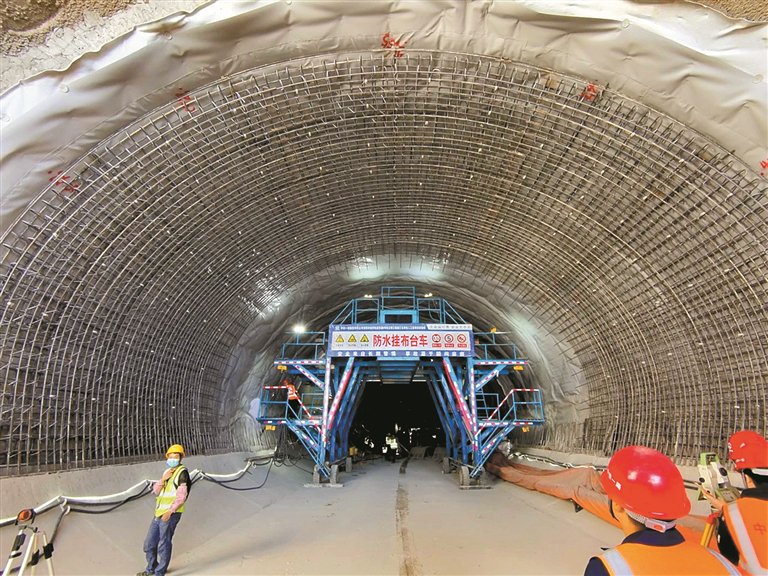 8号线三期出入线区间暗挖段联络线隧道贯通 坐地铁去大鹏看海天胜景指