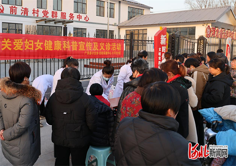活动中,医务人员向群众耐心讲解了婚前检查,孕前检查,科学育儿等优生