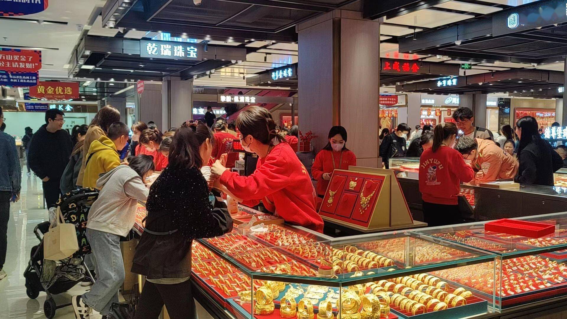 深圳水贝有多火?金价天天涨,这里路也天天堵|金价_新浪财经_新浪网