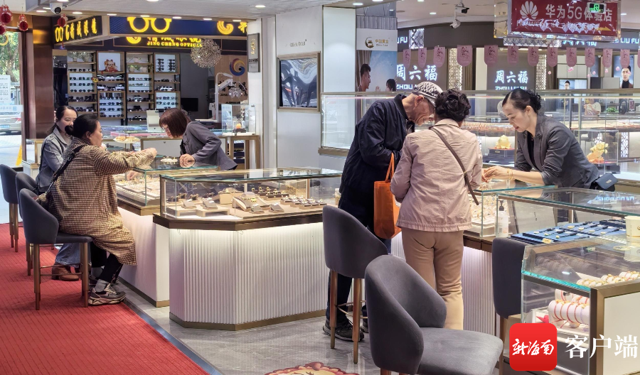 黄金专柜前,有人选购,也有人咨询回收价格.记者 汪慧 摄