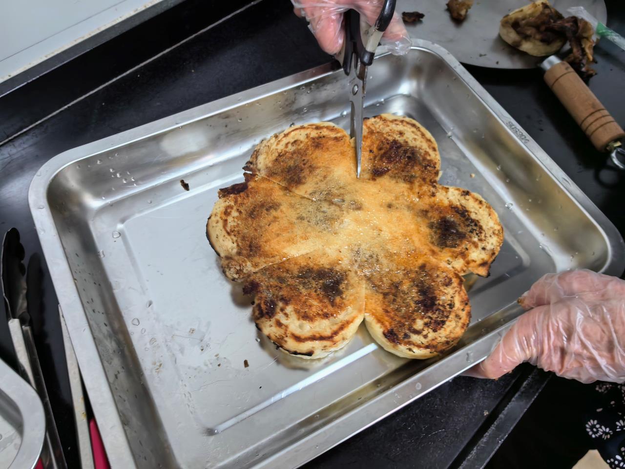 这次主要负责搅拌面粉,她开心地表示:"我很喜欢吃海棠糕,平时都是外面