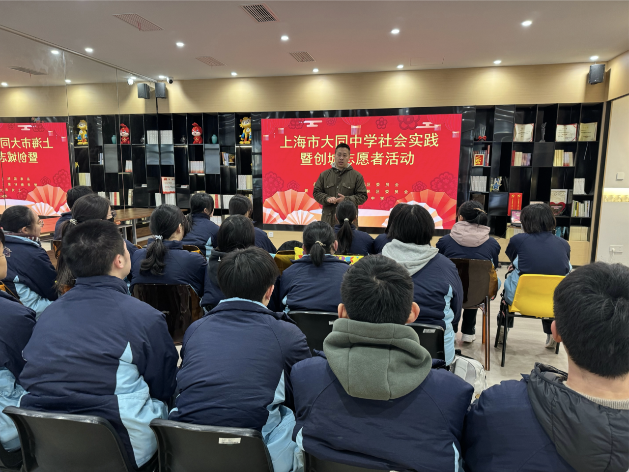 3月2日,品尊居委会和管三居委会携手大同中学,开展了一场有意义的志愿