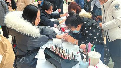 经开区(头屯河区)人社局就业服务管理中心主任张亚彬说,该局和街道