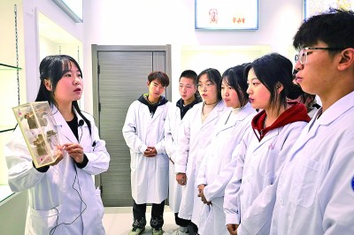 在甘肃省兰州新区科教园区,甘肃省卫生职业学院的学生在人体生命