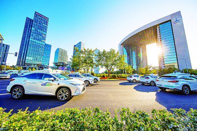 　　目前，北京市高级别自动驾驶示范区内聚集了28家测试车企，累计部署车辆超过800台，测试里程超过2000万公里。资料图片