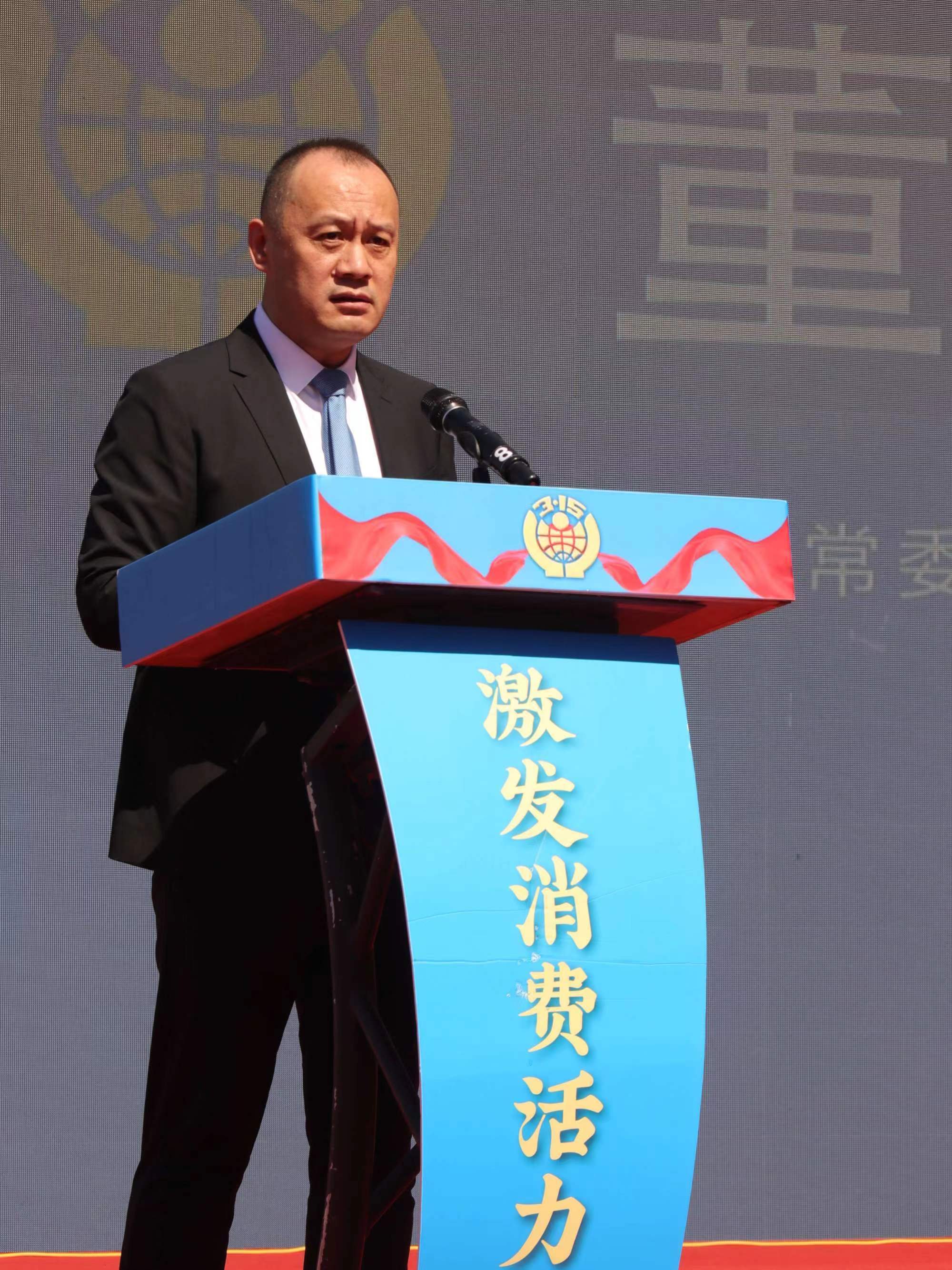 董哲在致辞中表示,宝安区着力打造深圳特色商业业态商圈,一直以来致力