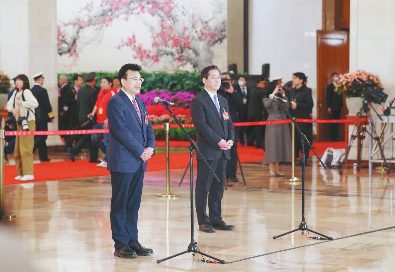 新华社记者  王婧嫱  摄新华社记者 冯家顺 黄 垚 顾天成11日下午