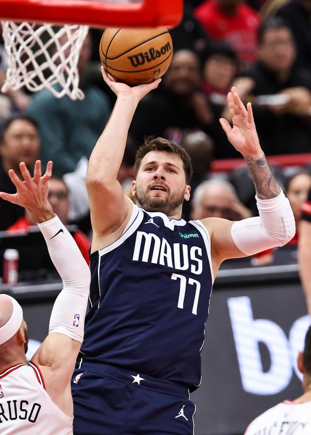 3月11日,独行侠队球员东契奇在比赛中投篮.新华社发(乔尔·莱纳 摄)