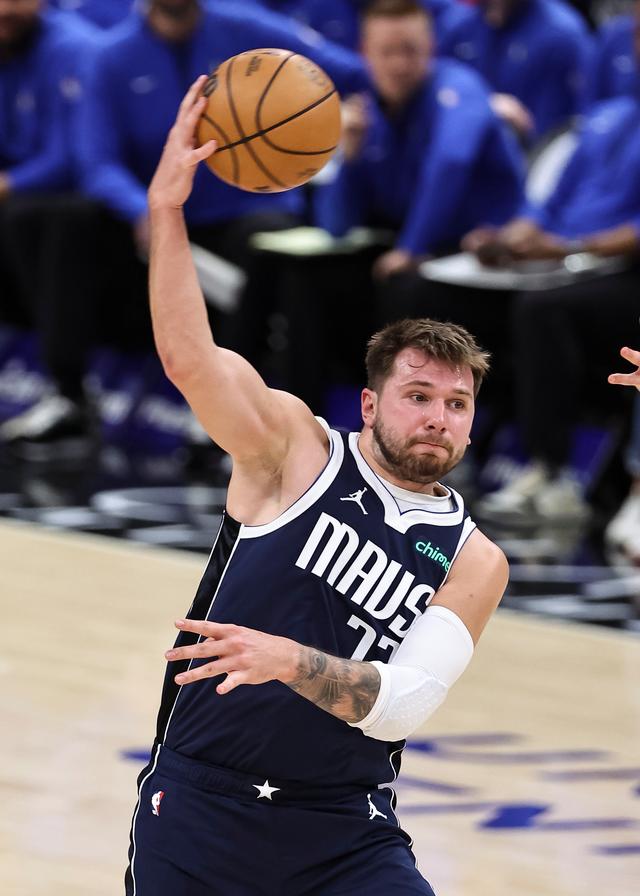 3月11日,独行侠队球员东契奇在比赛中传球.新华社发(乔尔·莱纳 摄)